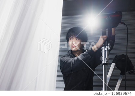 撮影スタジオで働く男性 136929674