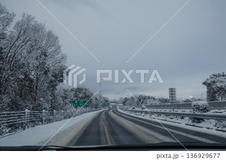 雪景色の山間部を走る高速道路の風景 雪景色の山間部を走る高速道路の風景 136929677