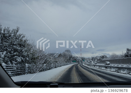 雪景色の山間部を走る高速道路の風景 136929678