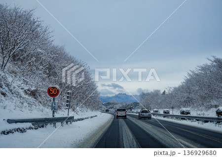 雪景色の山間部を走る高速道路の風景 136929680