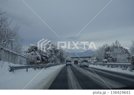 雪景色の山間部を走る高速道路の風景 136929681