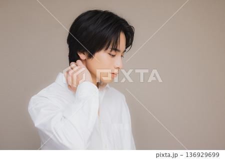 考え事をする男性 考え事をする男性 136929699