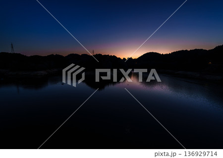 快晴の青空のもと湖岸の山並みに沈んで行く夕日とその後の美しい夕焼け 紺碧の空と山際の残照③ 快晴の青空のもと湖岸の山並みに沈んで行く夕日とその後の美しい夕焼け 紺碧の空と山際の残照③ 136929714