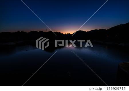 快晴の青空のもと湖岸の山並みに沈んで行く夕日とその後の美しい夕焼け 紺碧の空と山際の残照④ 快晴の青空のもと湖岸の山並みに沈んで行く夕日とその後の美しい夕焼け 紺碧の空と山際の残照④ 136929715