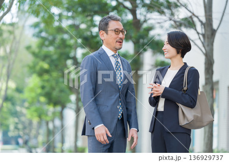 笑顔のビジネスマン男女 笑顔のビジネスマン男女 136929737