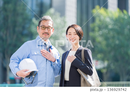 建築不動産会社のビジネスマン 136929742