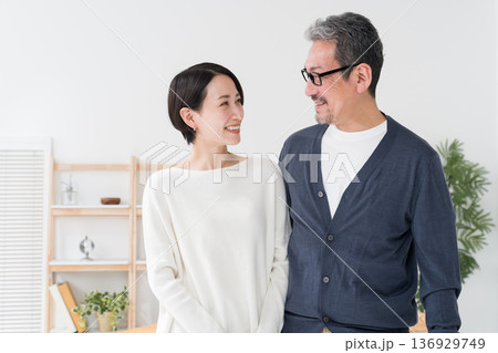 ミドル世代の笑顔の夫婦 ミドル世代の笑顔の夫婦 136929749