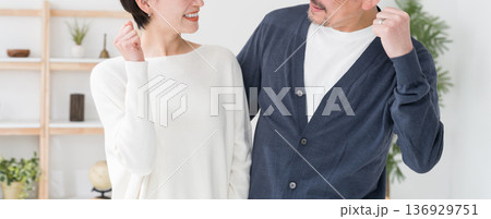 ガッツポーズするミドル世代の夫婦 136929751