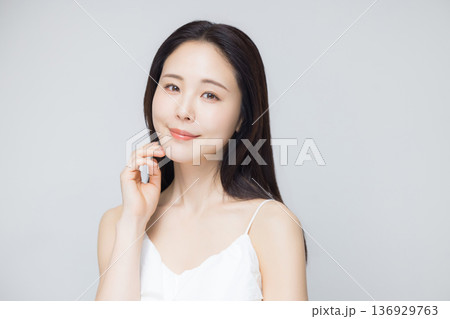 ビューティーモデルの若い女性　　  136929763