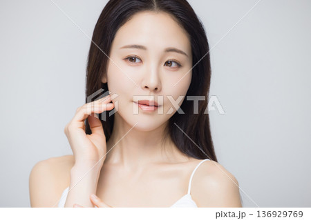 ビューティーモデルの若い女性　　  136929769