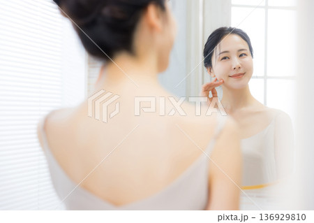 洗面所で鏡を見る若い女性 洗面所で鏡を見る若い女性 136929810
