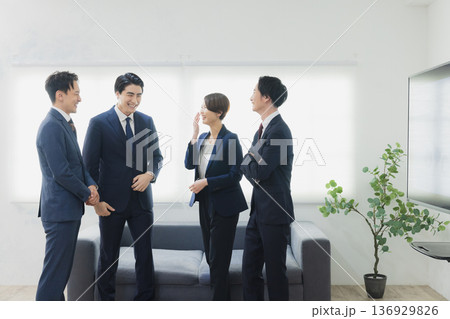 オフィスで会議するビジネスマン オフィスで会議するビジネスマン 136929826