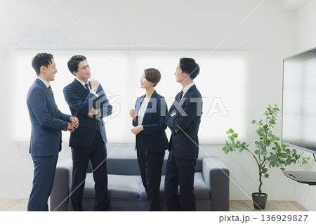 オフィスで会議するビジネスマン　　　 136929827