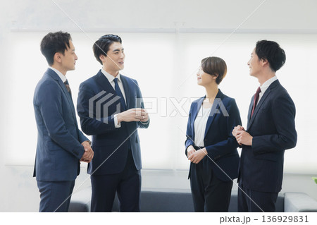 オフィスで会議するビジネスマン　　　 136929831