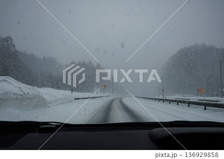 爆弾的気圧の影響で大雪の中進む高速道路 爆弾的気圧の影響で大雪の中進む高速道路 136929858