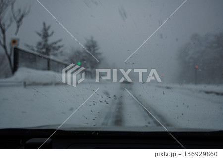 爆弾的気圧の影響で大雪の中進む高速道路 爆弾的気圧の影響で大雪の中進む高速道路 136929860
