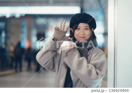 駅構内で待ち合わせをする冬の女性 駅構内で待ち合わせをする冬の女性 136929909