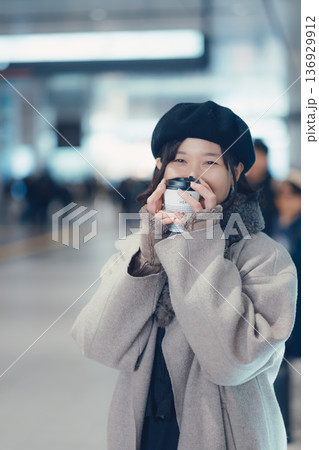 駅構内で待ち合わせをする冬の女性 駅構内で待ち合わせをする冬の女性 136929912