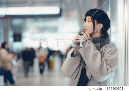 駅構内で待ち合わせをする冬の女性 136929914