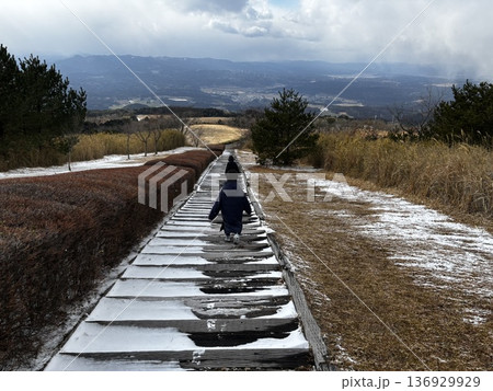 枕木階段を下りる子供 136929929