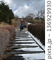 枕木階段を上る子供 136929930