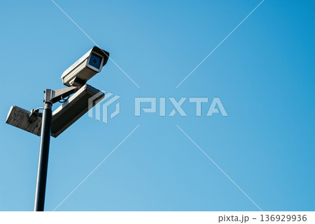 空を背景にした監視カメラ設備 136929936