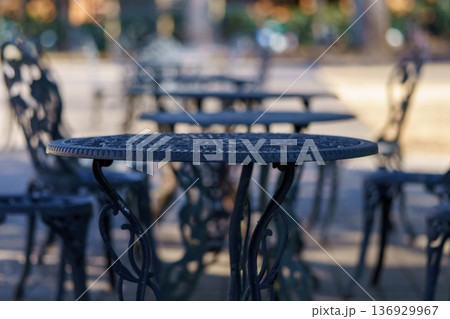 屋外に設置されたテーブルと椅子 136929967