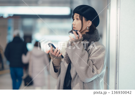 屋内で待合をしている30代女性 屋内で待合をしている30代女性 136930042