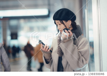 屋内で待合をしている30代女性 136930046