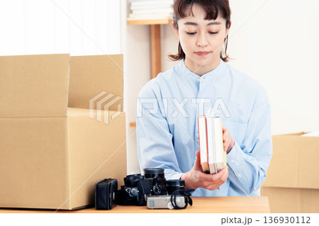 不要品の整理をする女性 136930112