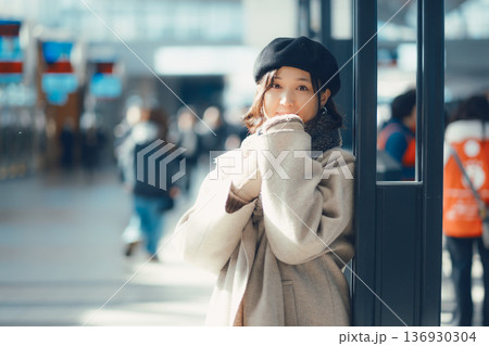 屋内で待合をしている30代女性 屋内で待合をしている30代女性 136930304
