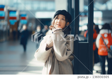 屋内で待合をしている30代女性 屋内で待合をしている30代女性 136930305