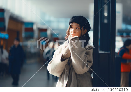 屋内で待合をしている30代女性 136930310