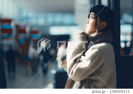 屋内で待合をしている30代女性 136930311