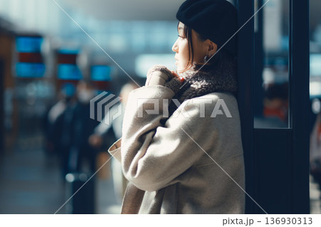 屋内で待合をしている30代女性 屋内で待合をしている30代女性 136930313