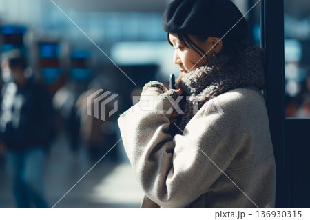 屋内で待合をしている30代女性 136930315