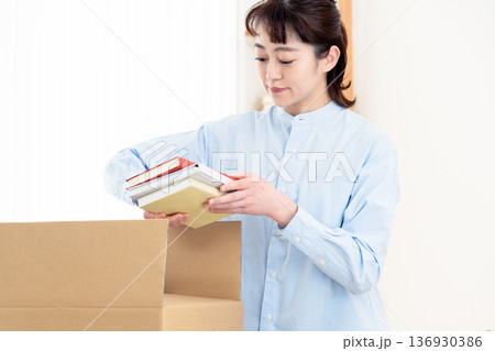 本の整理をする女子 本の整理をする女子 136930386