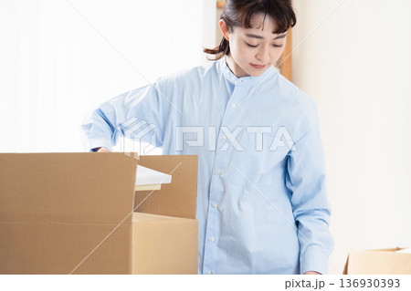 本の整理をする女子 136930393