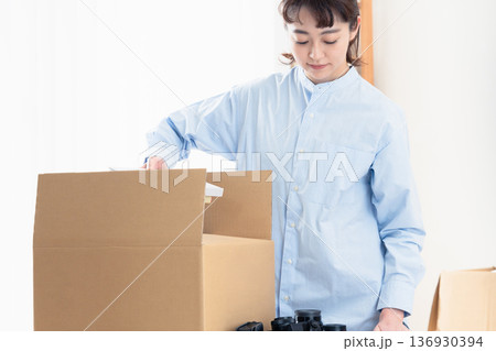 本の整理をする女子 136930394