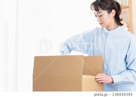 本の整理をする女子 本の整理をする女子 136930395