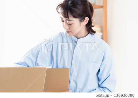 本の整理をする女子 本の整理をする女子 136930396