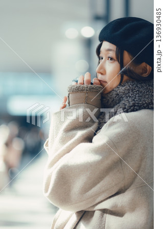 屋内で待合をしている30代女性 屋内で待合をしている30代女性 136930485