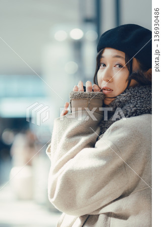 屋内で待合をしている30代女性 136930486