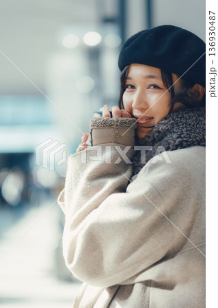 屋内で待合をしている30代女性 屋内で待合をしている30代女性 136930487