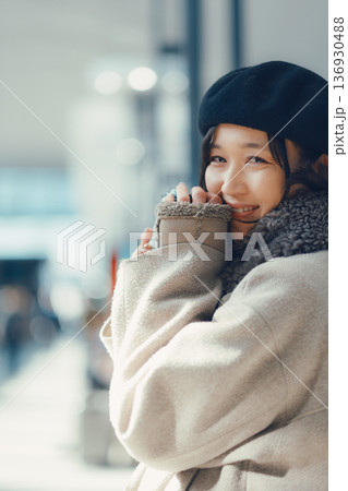 屋内で待合をしている30代女性 屋内で待合をしている30代女性 136930488