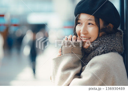 屋内で待合をしている30代女性 136930489