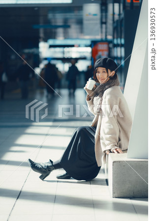 駅構内で待ち合わせをする冬の女性 駅構内で待ち合わせをする冬の女性 136930573