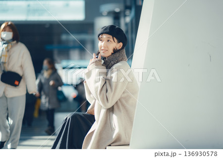 駅構内で待ち合わせをする冬の女性 駅構内で待ち合わせをする冬の女性 136930578