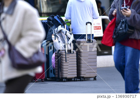 日本の東京都市景観インバウンド続く…スーツケース… 父親は見張り番で母娘は荷物を置いてどこかへ=渋谷 日本の東京都市景観インバウンド続く…スーツケース… 父親は見張り番で母娘は荷物を置いてどこかへ=渋谷 136930717