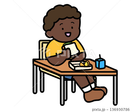 学校生活　机でランチをとる黒人の男の子（サンドイッチ） 136930786